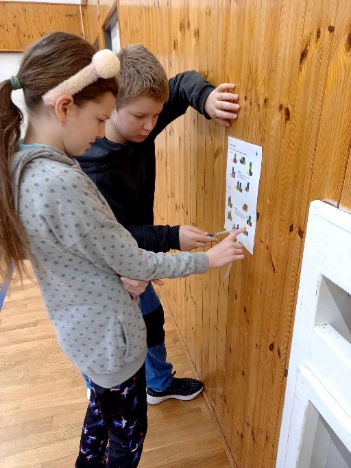 Foto - Děti  řeší matematické úlohy
