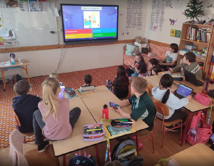 Žáci 4. ročníku během soutěže v AJ.