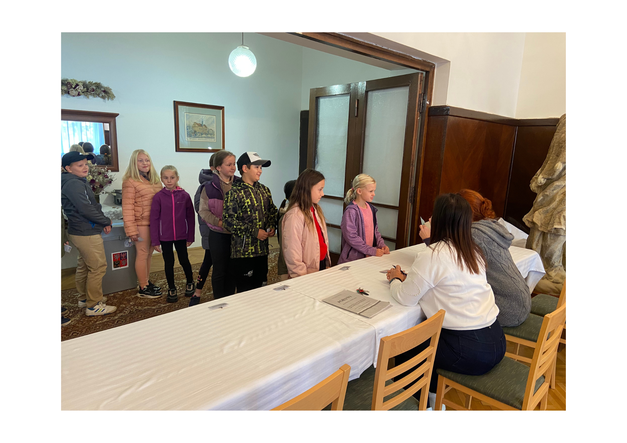 Foto - děti ve volební místnosti