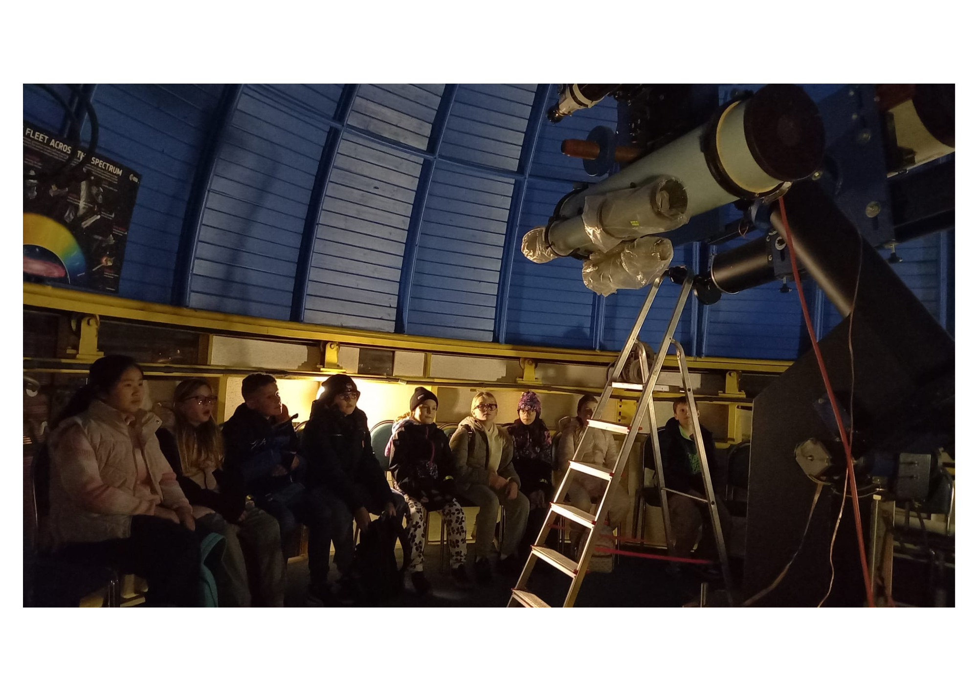 Foto - děti ve hvězdárně.