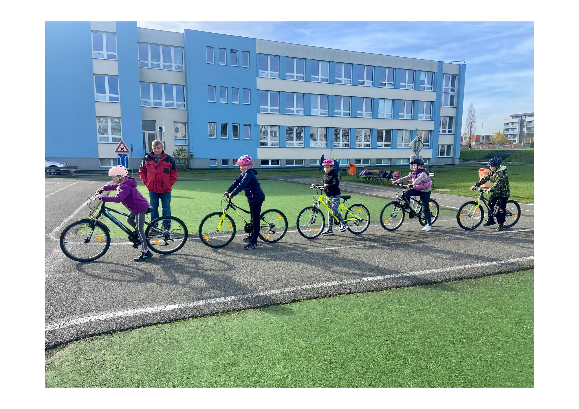 Foto - děti na kolech.