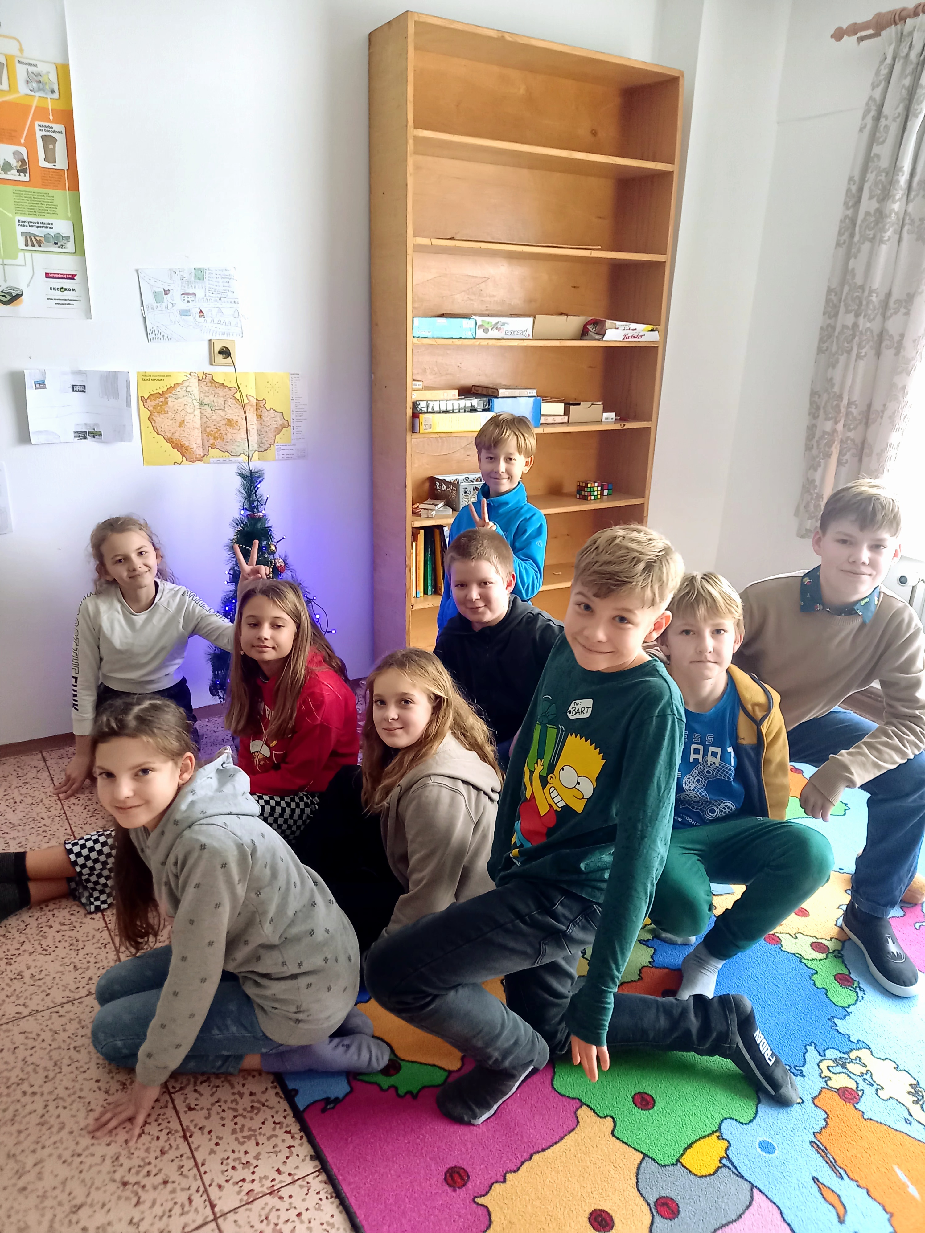 Děti na koberci.