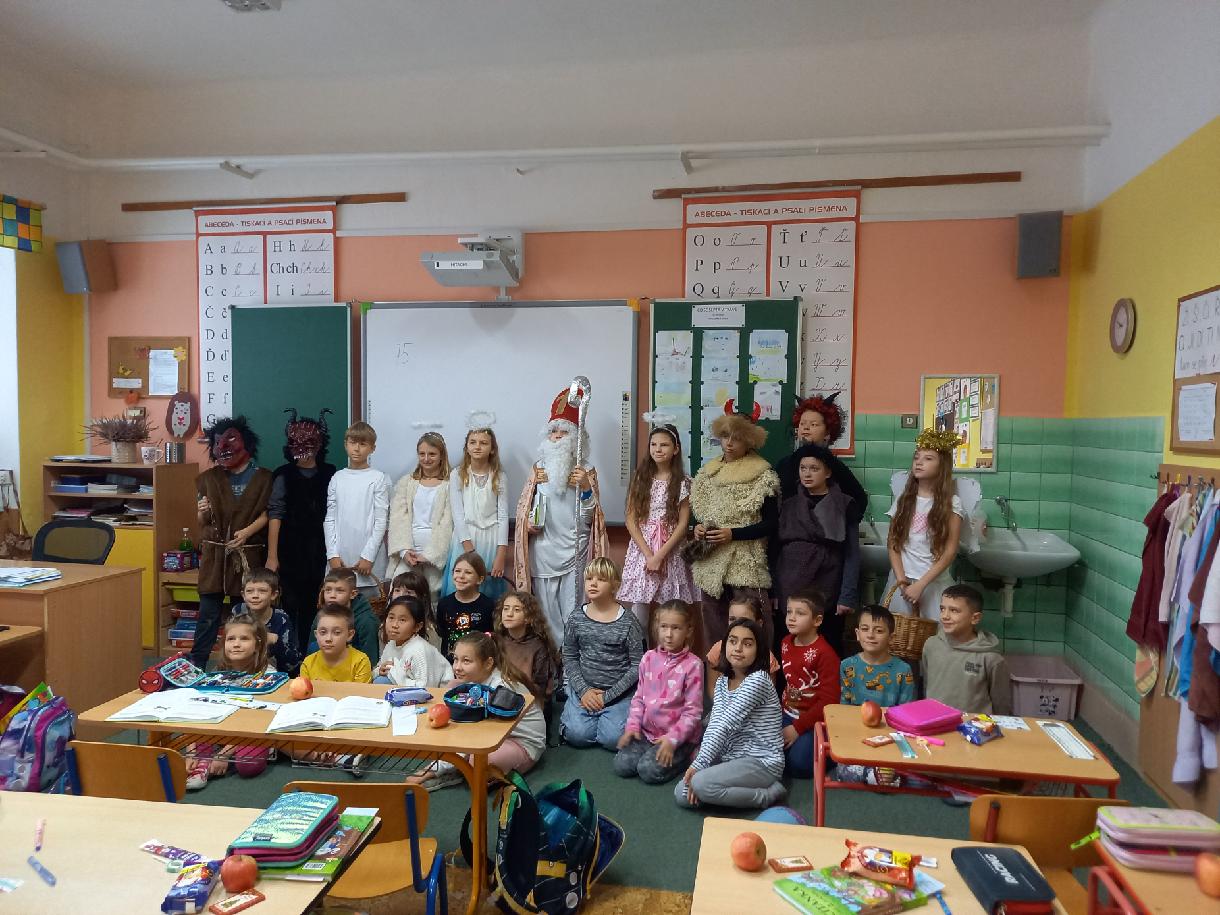 Děti v přestrojení za mikuláše, čerty a anděli