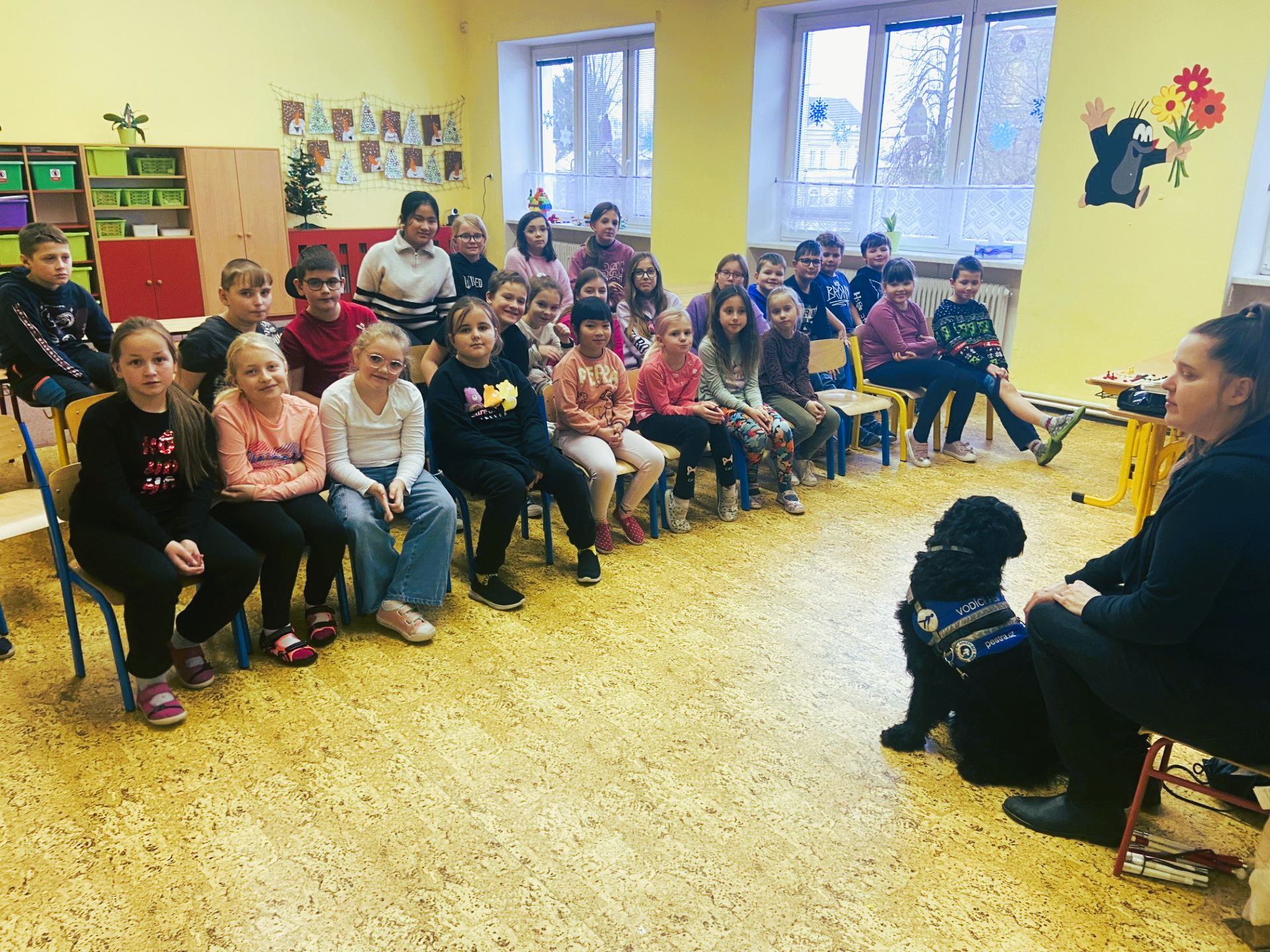 Foto - Děti, nevidomá lektorka, pes.