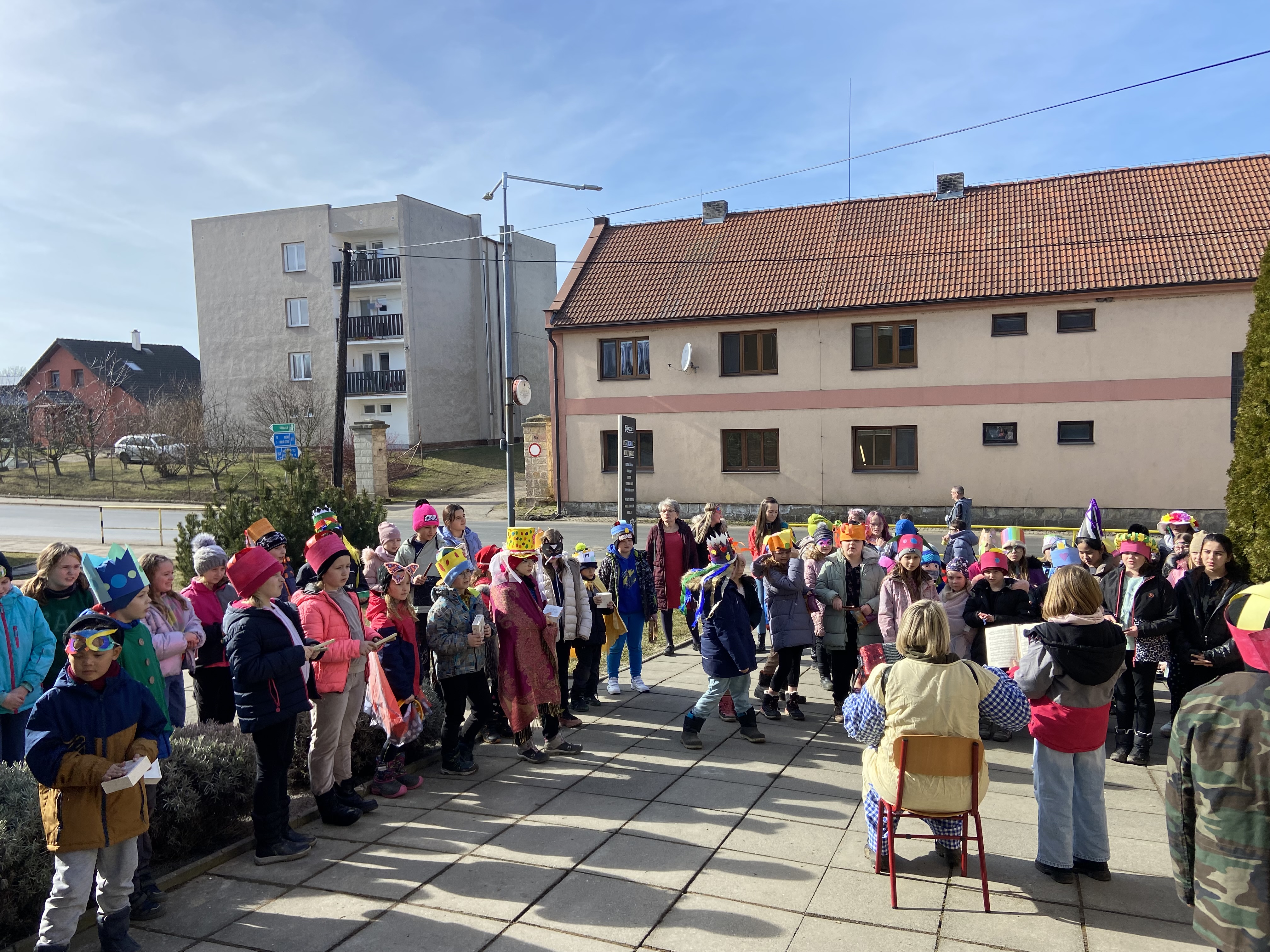 Děti při masopustním průvodu