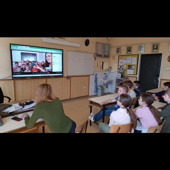 Děti z maďarské školy při videohovoru.