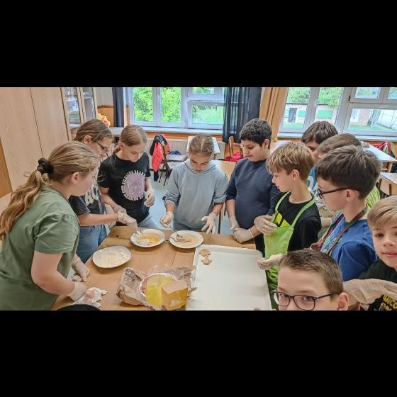 Děti z maďarské školy vaří.