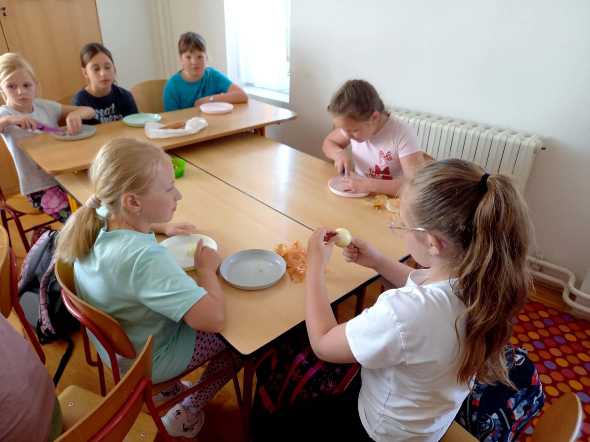 Děti připravují maďarský pokrm.
