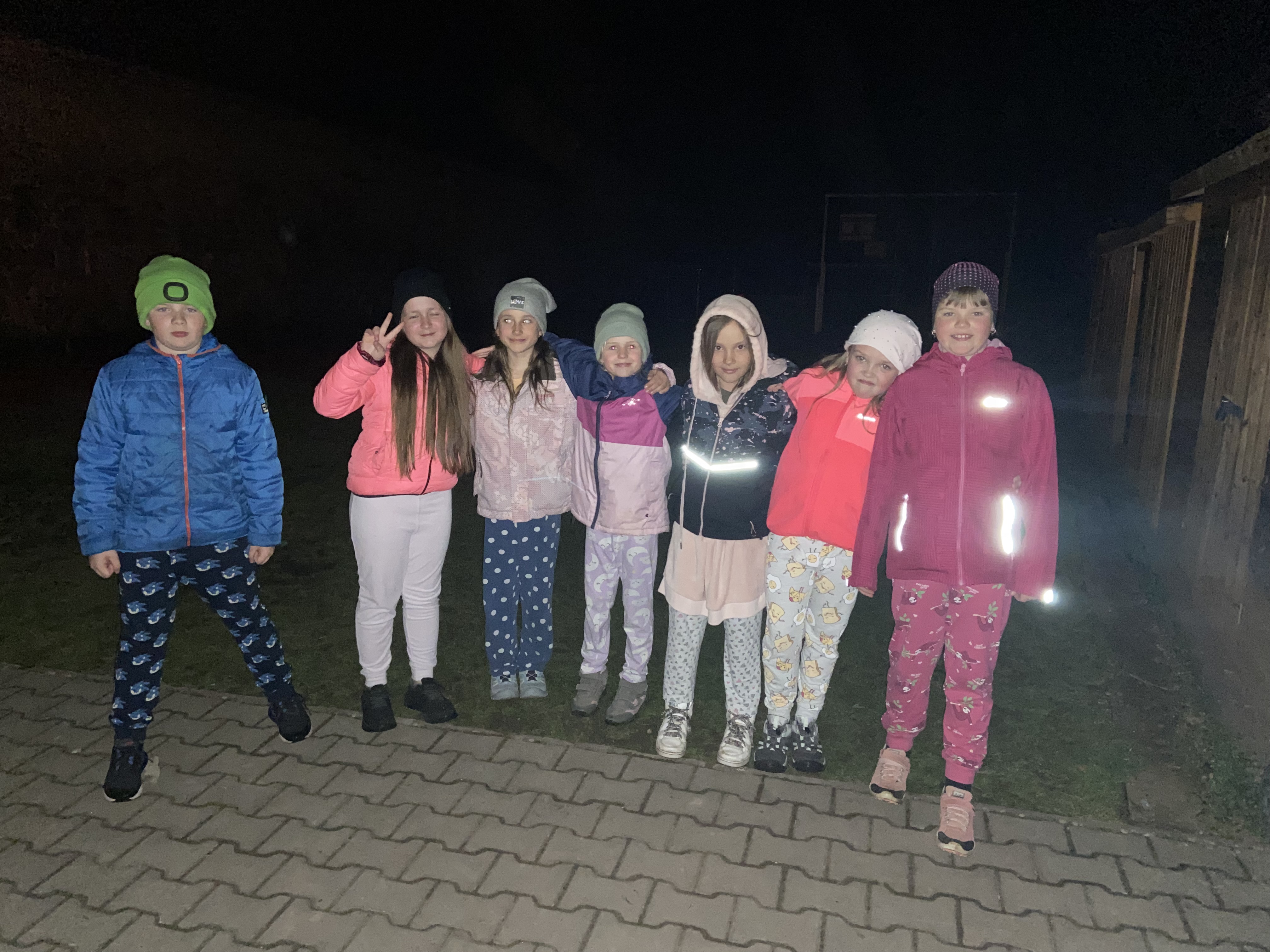 Foto - děti ve tmě - stezka odvahy
